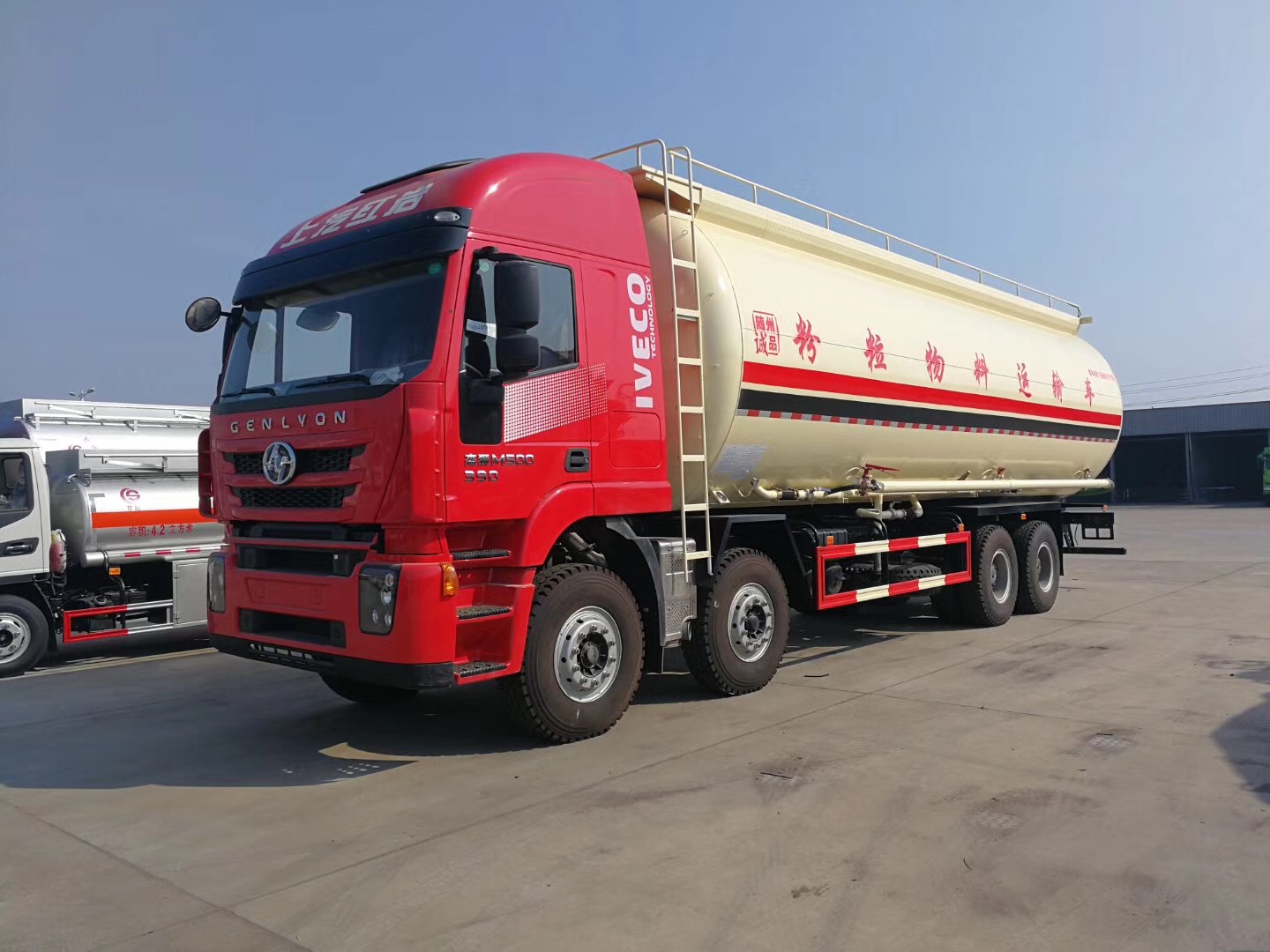 浙江绍兴红岩杰狮散装水泥罐车 45方前四后八粉粒物料运输车厂家直销优势解析